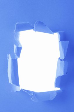 beyaz arkaplanda yırtık kağıt delikleri    
