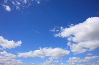 Arka planda bulutlar olan mavi gökyüzü arkaplanı