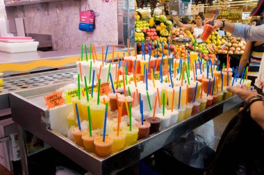 İspanya, Barcelona 'daki La Boqueria Market' te taze meyve suyu satan tezgah.. 