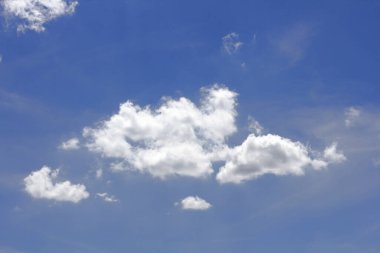 Bulutlar mavi gökyüzü, atmosfer