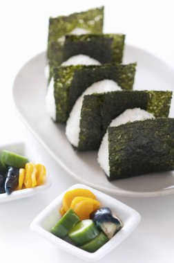 Onigiri, sebzeli Japon pirinç topları.