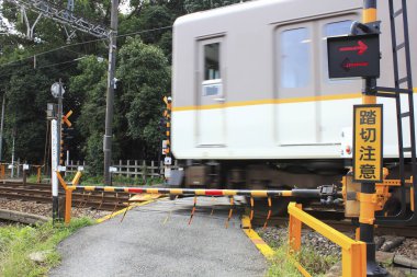 Güneş ışığı, şehir Japonya 'sında sokak seviyesinden görünen demiryolu hatları ağını aydınlatır..