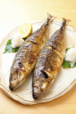 Arka planda limon olan bir tabakta balık, kapat