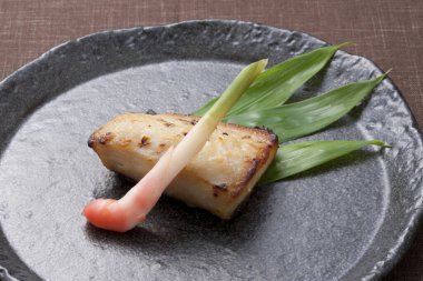 Lezzetli ızgara İspanyol uskumrusu, yakın plan.