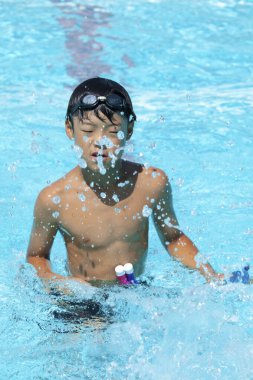 Yüzme havuzunda Asya çocuk yüzme