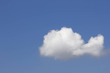 Beyaz bulutlu mavi gökyüzü