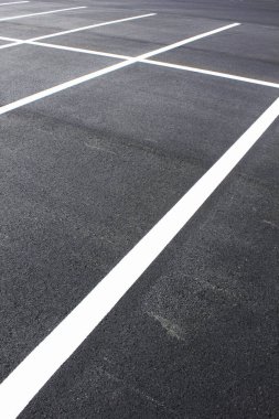 Boş otopark. Asfalt yolda beyaz park işaretleri          
