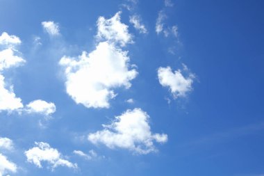 Mavi gökyüzü ve beyaz bulutlar.