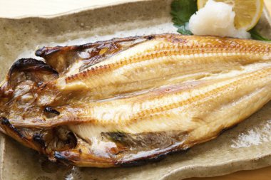 Limonlu ve çubuklu bir tabak balık.