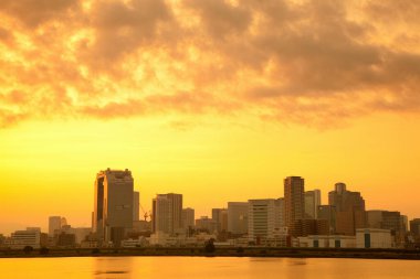 Güzel gün batımı gökyüzü ve bulutlar şehrin üzerinde 