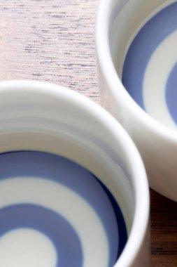 Mavi eşmerkezli iki seramik bardak.