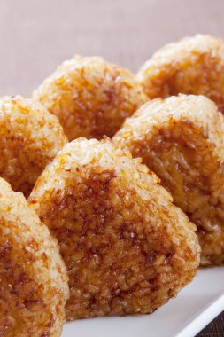 Yaki Onigiri, ızgara onigiri pirinç topu.