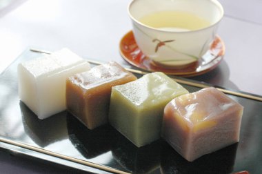 Tatlı Japon tatlıları ve tabakta çay, yakın çekim.