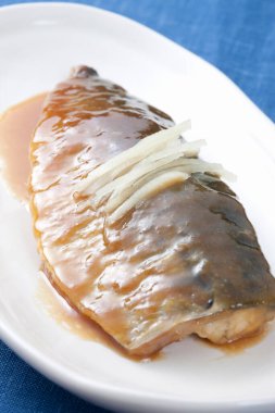 Lezzetli uskumru Doenjang ile kaynadı.