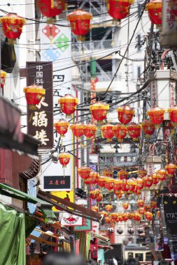 Meşgul Asya sokak pazarının üzerinde asılı kırmızı fenerler