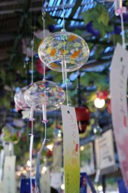 Arka planda renkli Japon rüzgâr çanları, kapatın.