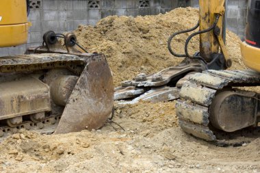 Yeni konut inşaatı için zemin katını kazıcı küçültüyor ve park alanı inşaatı