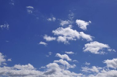 Mavi gökyüzü ve beyaz bulutlar.