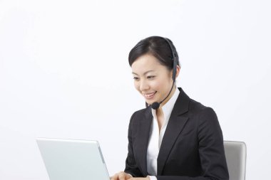 dizüstü bilgisayarda çalışan Asyalı kadın