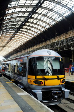 Şehirdeki tren istasyonlarının manzarası 