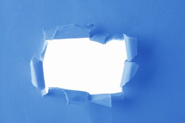 beyaz arkaplanda yırtık kağıt delikleri    