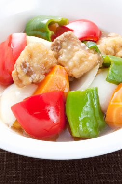 Tatlı ve Ekşi Domuz. Geleneksel Japon yemekleri