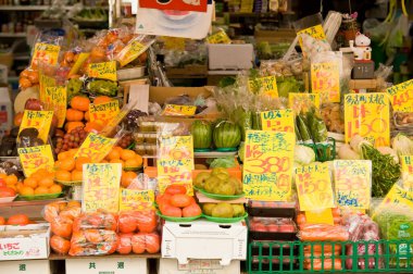 Açık hava pazarında renkli taze ürünler sergileniyor