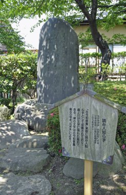 Şehirdeki Çin sembollü taşların manzarası.