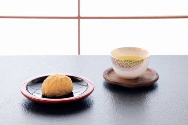 Japon çayı seti ahşap masada.