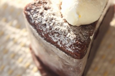 Krem şantili ve pudralı çikolatalı pastanın yakın plan görüntüsü        