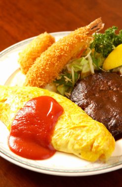 Asya aromalı lezzetli deniz ürünlerinin yakın görüntüsü.