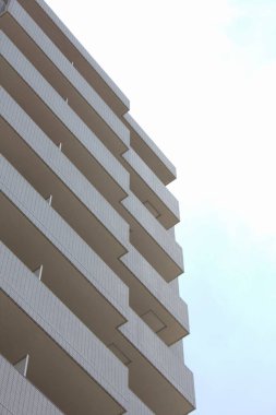 Şehirdeki modern binanın gökyüzüne karşı düşük açılı görüntüsü           