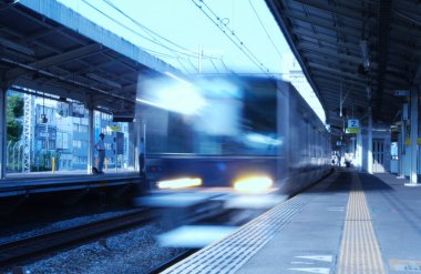 Japon şehrindeki tren istasyonunun gündüz görüşü