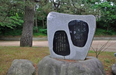 Asya parkındaki taş heykel manzarası