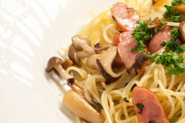 sosisli ve mantarlı spagetti. 