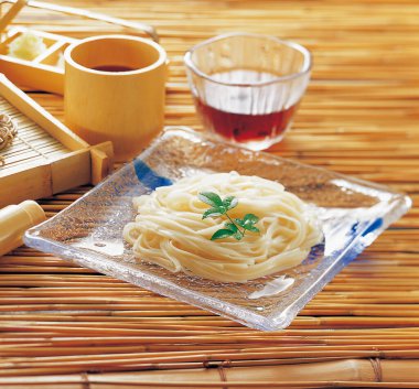 Cam tabakta soğuk erişte ve garnitür.