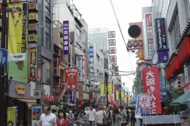 Tokyo, Japonya 'da kalabalık bir cadde.