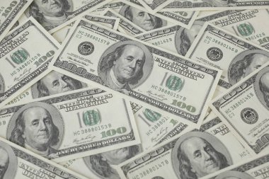 ABD 100 dolarlık banknotlar yığını 