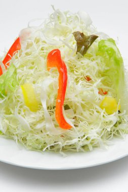 Beyaz arka planda taze ve lezzetli bir salata.   