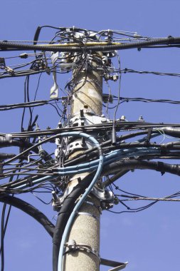 elektrik direği gökyüzü arka planında kablolar