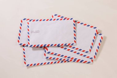 Beyaz arkaplan görünümündeki zarflar 