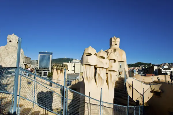 现代派住宅的屋顶Mila 也被称为La Pedrera 由Antoni Gaudi在巴塞罗那设计 — 图库照片