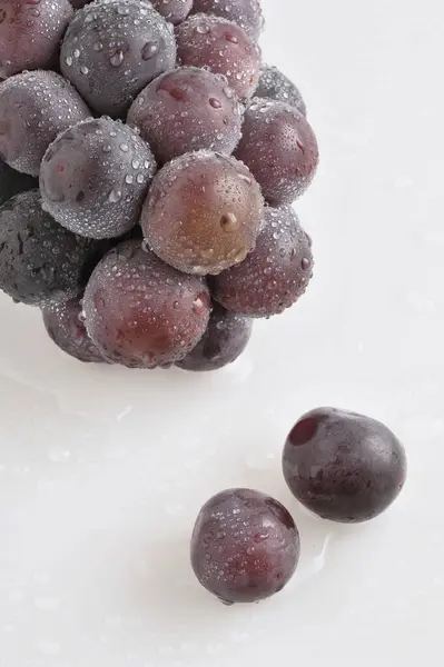 Widok Bliska Świeżych Dojrzałych Winogron Kroplami Wody Białym Tle — Zdjęcie stockowe