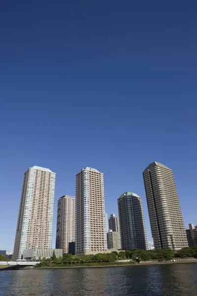 Güneşli Bir Günde Modern Şehrin Ufuk Çizgisi — Stok fotoğraf