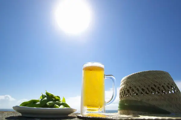 Cerveza Con Guisantes Verdes Sombrero Paja Fondo Costa — Foto de Stock