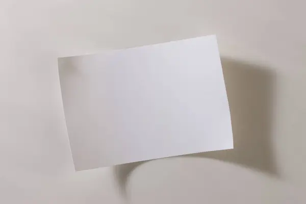 バックグラウンドの空白の紙カード ブランディングのためのモックアップ — ストック写真