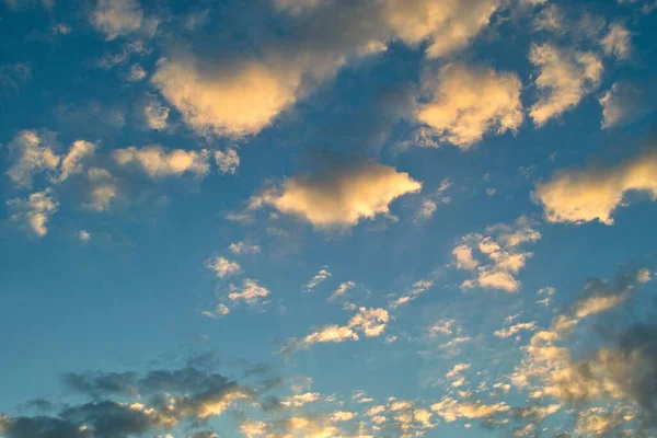 Bulutlarla güzel gün batımı gökyüzü. Doğa arka planı