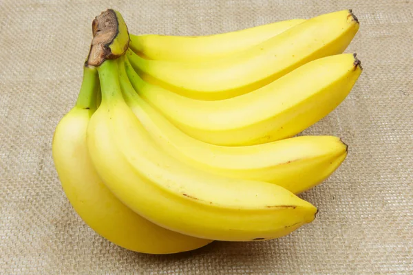 Bündel Reifer Bananen Auf Einem Klecks — Stockfoto