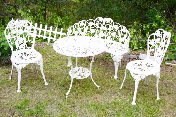 Bahçedeki Beyaz Sandalyeler ve Masa