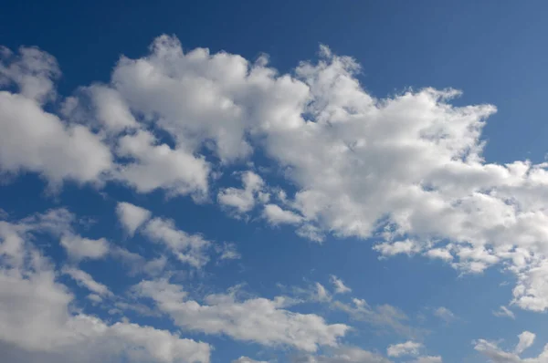 Gyönyörű Fehér Felhők Kék Égen Természetes Háttér — Stock Fotó